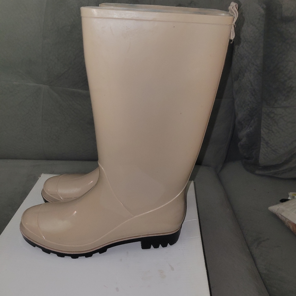 light nude pink Cappelli rain boots